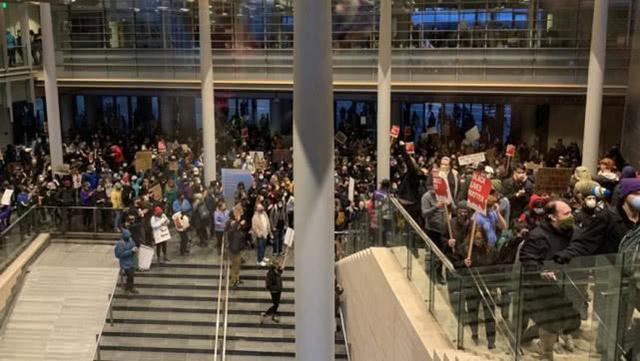 贺兰山■美国抗议者涌入西雅图市政厅，此前宣布成立“自治区”