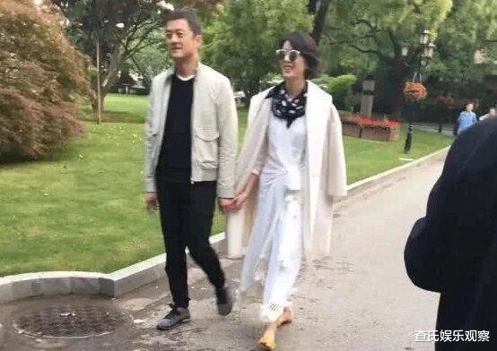 「王菲」李亚鹏新女友晒照，跷二郎腿神态似王菲，看看身材谁赢了？