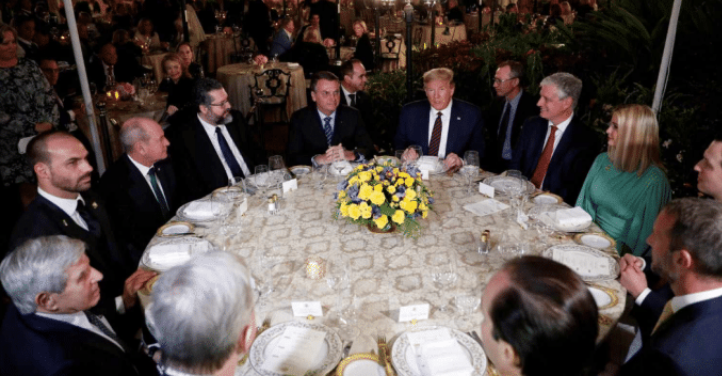 「美国」这就是亲美下场！总统带22人访美：回国后，目前16人被确诊感染