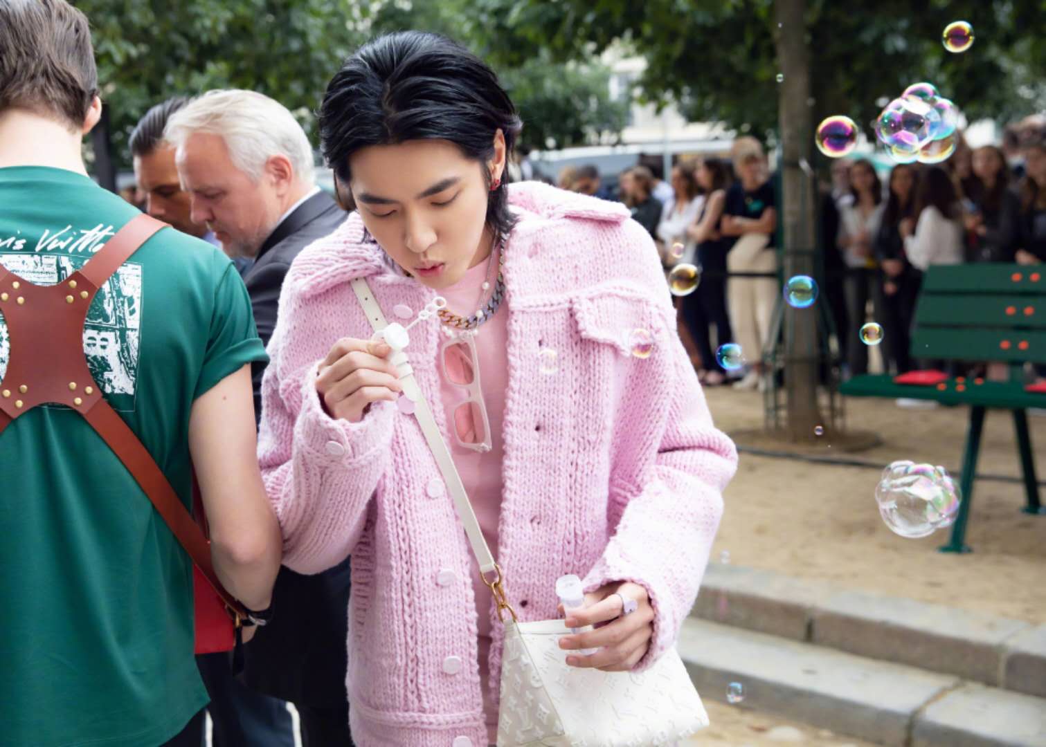 迪丽热巴▲吴亦凡假期发福，变成怪叔叔让人差点认不出，这下配得上秦牛正威了吧