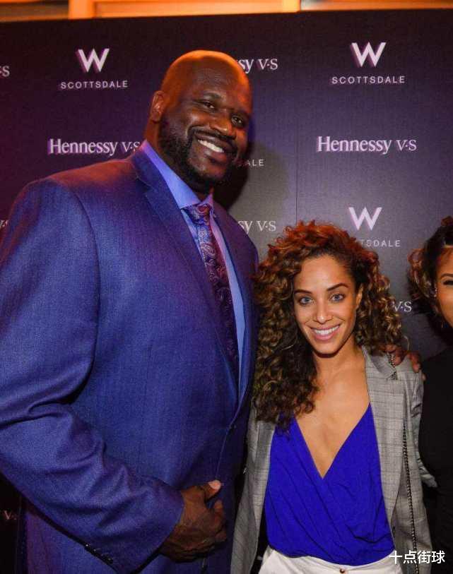 「考辛斯」这些球员为何钟爱矮个女友？考辛斯妻子不到1米6，奥尼尔差距最大