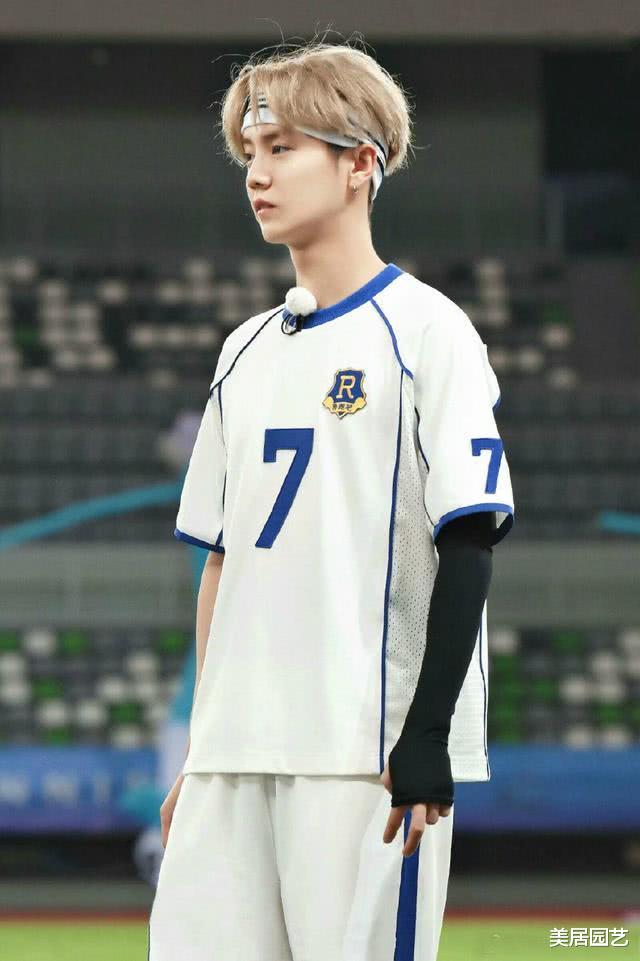 『鹿晗』明星为何一一退出《跑男》？档期问题是借口，看完鹿晗现状才知道