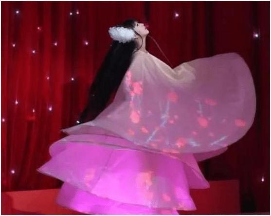 小彩旗@春晚连转4小时的小彩旗，21岁胖到认不出，杨丽萍: 不考虑再培养她