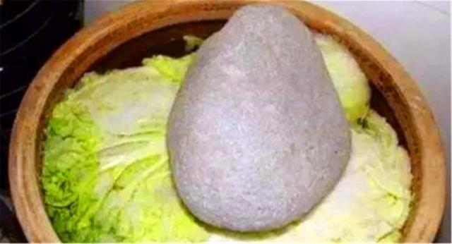 晓君侃史|老人带着“压菜石”去鉴宝,引观众嘲笑,专家:至少值5亿