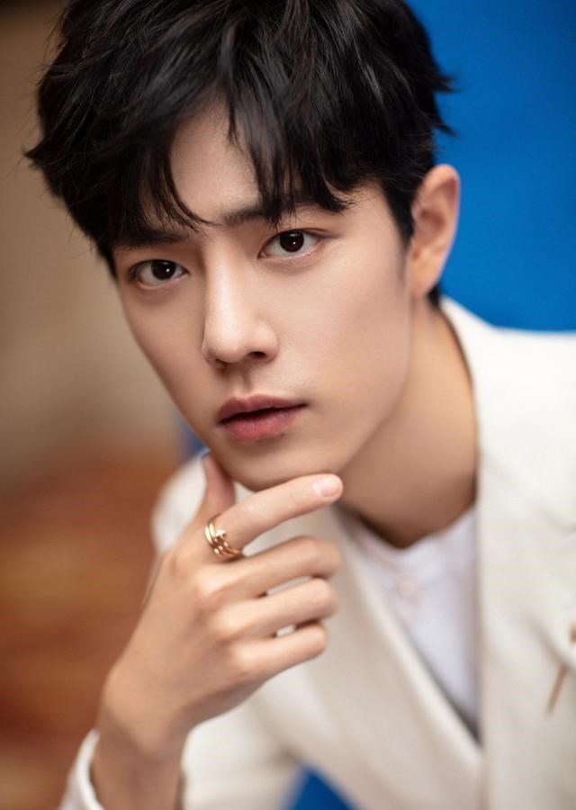 『肖战』看剧本，配音影视剧，肖战专访透露两个幕后行程