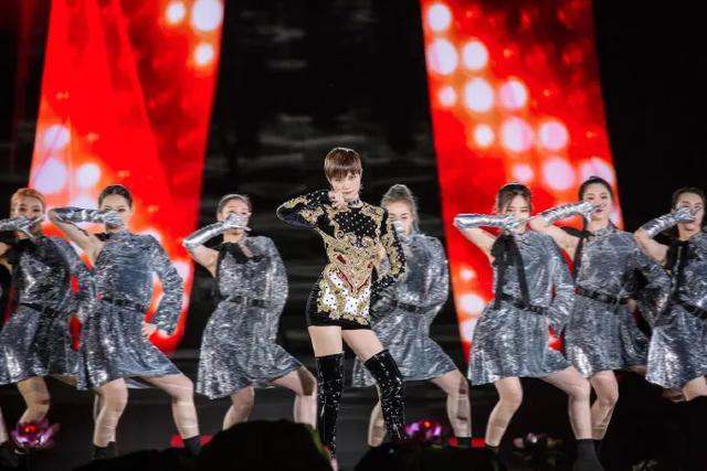 沙溢|中秋晚会太热闹：沙溢系错扣子，关晓彤鹿晗同场，韩雪疑唱错字