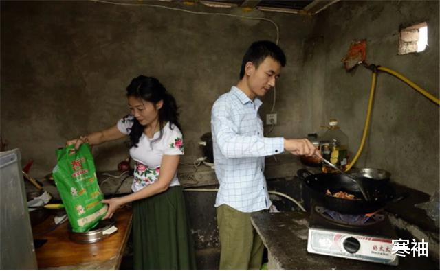 骑行■23岁小伙谭万平不顾劝阻,非得娶46岁离异大妈,5年后他后悔了吗