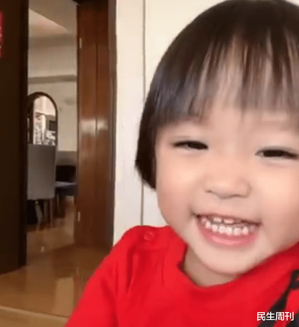 郑嘉颖|郑嘉颖夸大儿子普通话比自己好，遗传父母高颜值，西瓜头成功抢镜