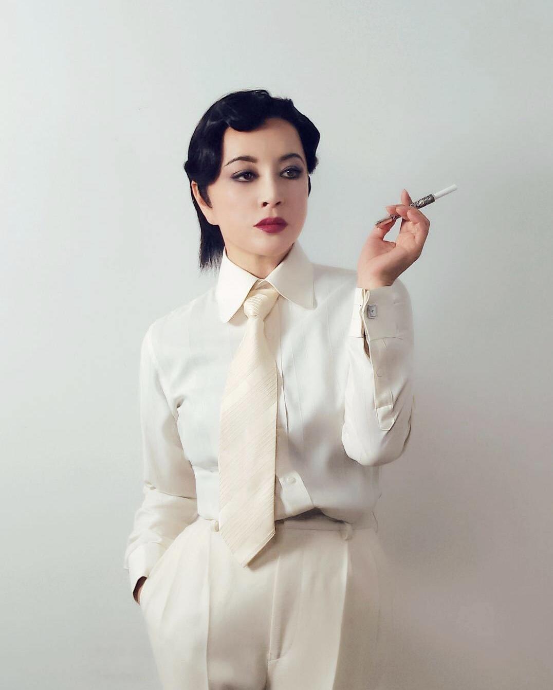 刘晓庆|刘晓庆《八佰》造型太飒了,白衬衫白西装+领带,复古发型A爆了