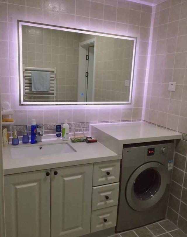 ：卫生间装修时，洗衣机挨着手盆放，不仅收纳翻倍连地漏都不用装了