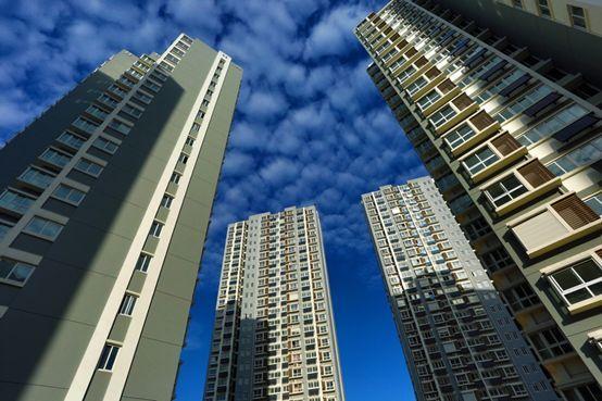 都是唱涨房价的地产专家，两人的结论完全相反，骗局被自己揭开了