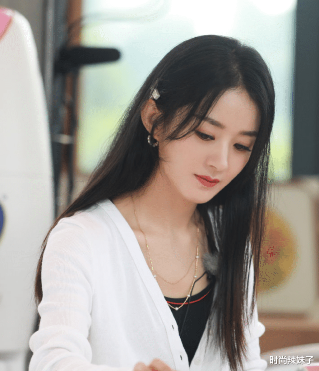 赵丽颖|有种“整容”叫赵丽颖当妈后，外套在腰上打结：这腰围“吊打”杨幂