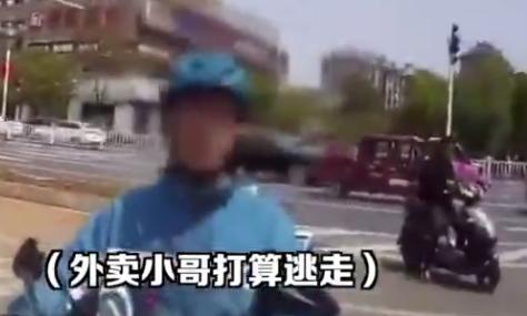 「端午节」\你敢打我是吧！\外卖小哥当街挑衅交警，指着太阳穴：往这里打