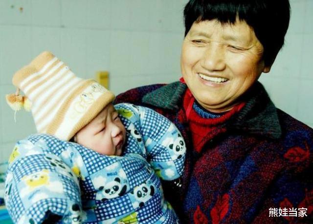 熊娃当家|爷爷叫秋日,爸爸叫秋天,母亲随口给孩子取名,民警连连称赞