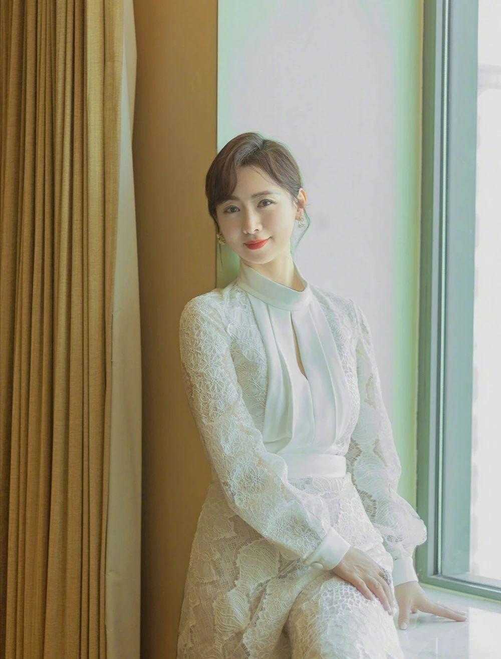 #连衣裙#翁虹真的不老女神，穿一条黑色的丝绒连衣裙减龄时髦，气质全开
