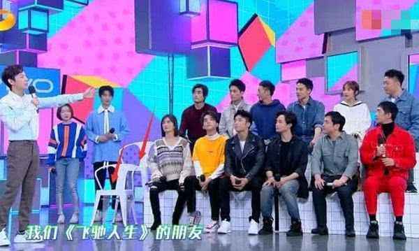 「谢娜」快本新人有凳子不敢坐，全程站着主持，下一秒谢娜的举动太打脸！