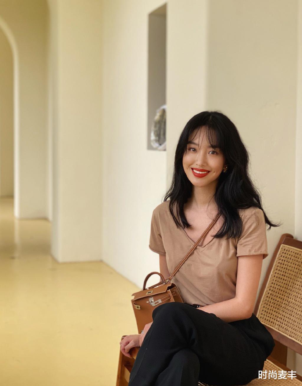 「穿衣搭配」不愧是刘亦菲干爹的女朋友，长发披肩涂红唇，美得低调又优雅