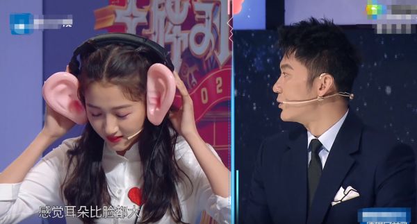关晓彤■关晓彤的“巴掌脸”真是绝了！比节目组给的耳罩还小，李晨评价太真实