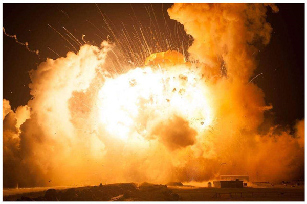 “復仇第一槍”打響！伊朗導彈破防“愛國者”，石油罐被炸成火球-圖4
