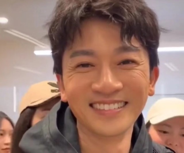 苏有朋|苏有朋近照大变样，他的妻子，是一个十足的大美人，笑起来很甜美