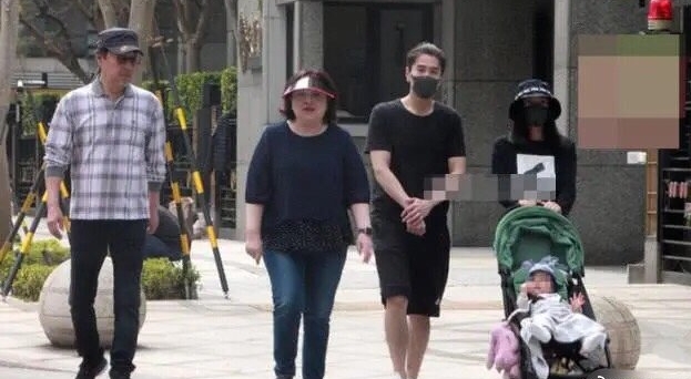 赵又廷▲祖孙三代同游公园·赵又廷爱女见光
