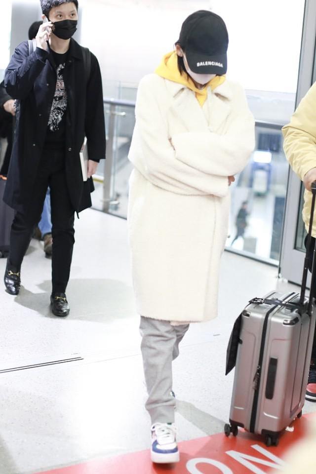 郑恺|郑恺也太有福气了吧，祝女儿百天秀妻子素颜照，一看就很幸福