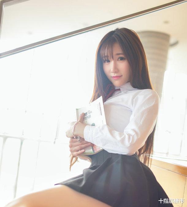 “清纯姐姐”穿上学生装火了，高颜值加好身材，超养眼