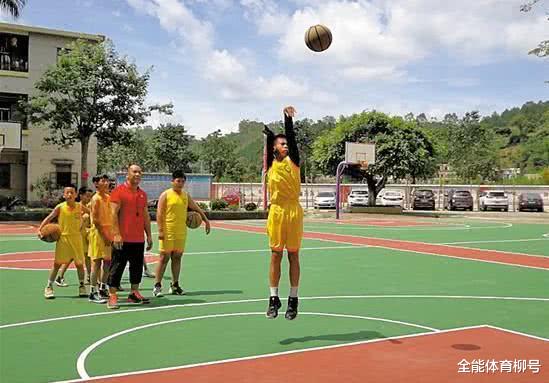 民主党：独臂篮球神童球技如库里！已注册为运动员，连续3天登微博热搜