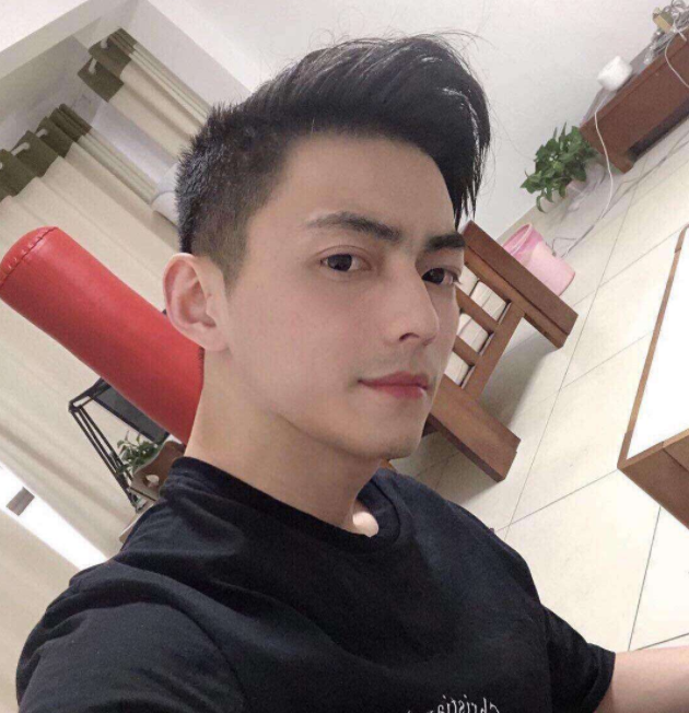 张继科@“电竞霍建华”颜值翻车，看到他满脸“沟壑纵横”的样子：大型脱粉现场