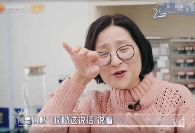 「美甲」麦迪娜婆婆自称第一次美甲,当涂上那刻,看清指甲,懵了