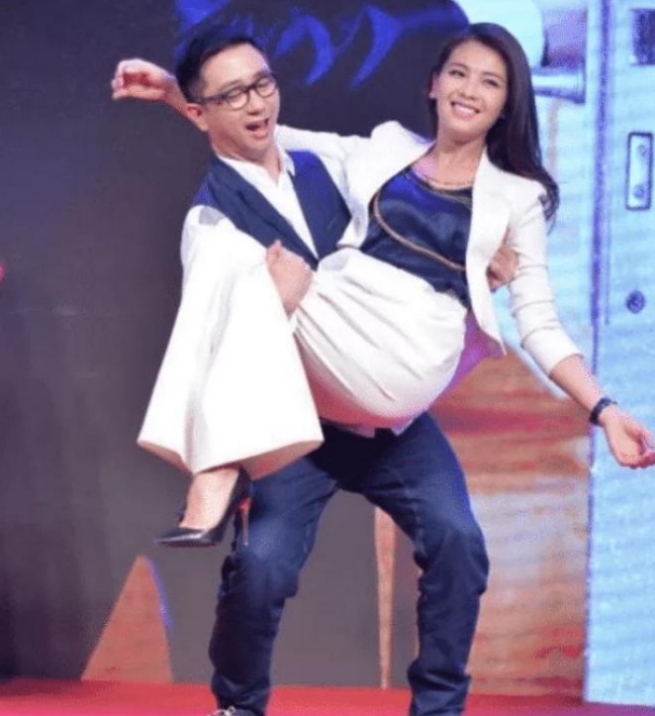 刘涛|刘涛被王自健“公主抱”,有谁注意到他手部动作?网友:细节见人品!