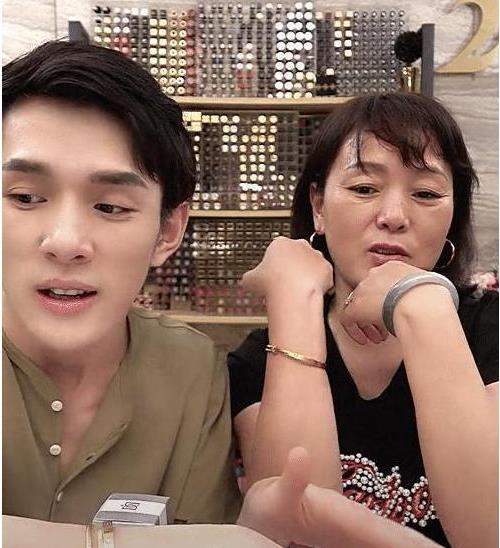 李佳琦▲李佳琦晒出“续命”精华液，价格一曝光后，网友：我丢掉了兰蔻