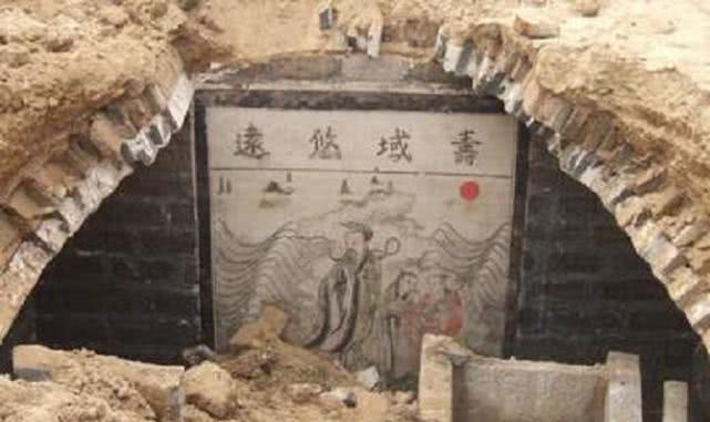 柳树|这棵树在墓门前。盗墓贼转过头就走了，他一片土也挖不动