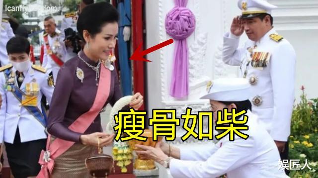 诗妮娜|诗妮娜回归后10月首亮相！瘦骨如柴脸色蜡黄，弯腰行礼真让人心疼