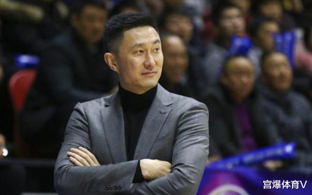 杜锋@广东宏远坏消息！杜锋坐轮椅出席活动 身体状况让人担心