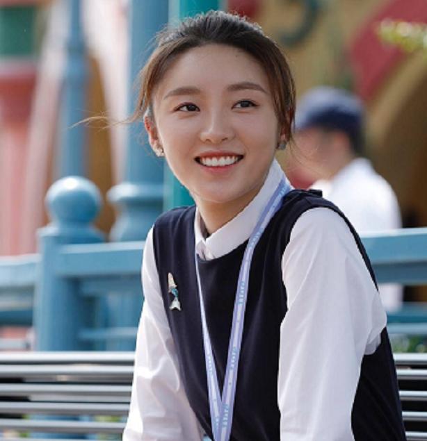 发型|林有有头上为啥总留两缕头发？当她全梳上去，看额头就明白了