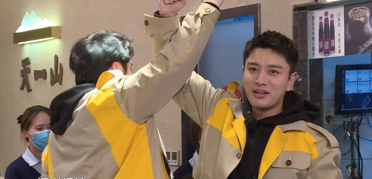 迪丽热巴▲《极限挑战6》曝光30秒预告片,注意迪丽热巴走路步伐,飒爽英姿