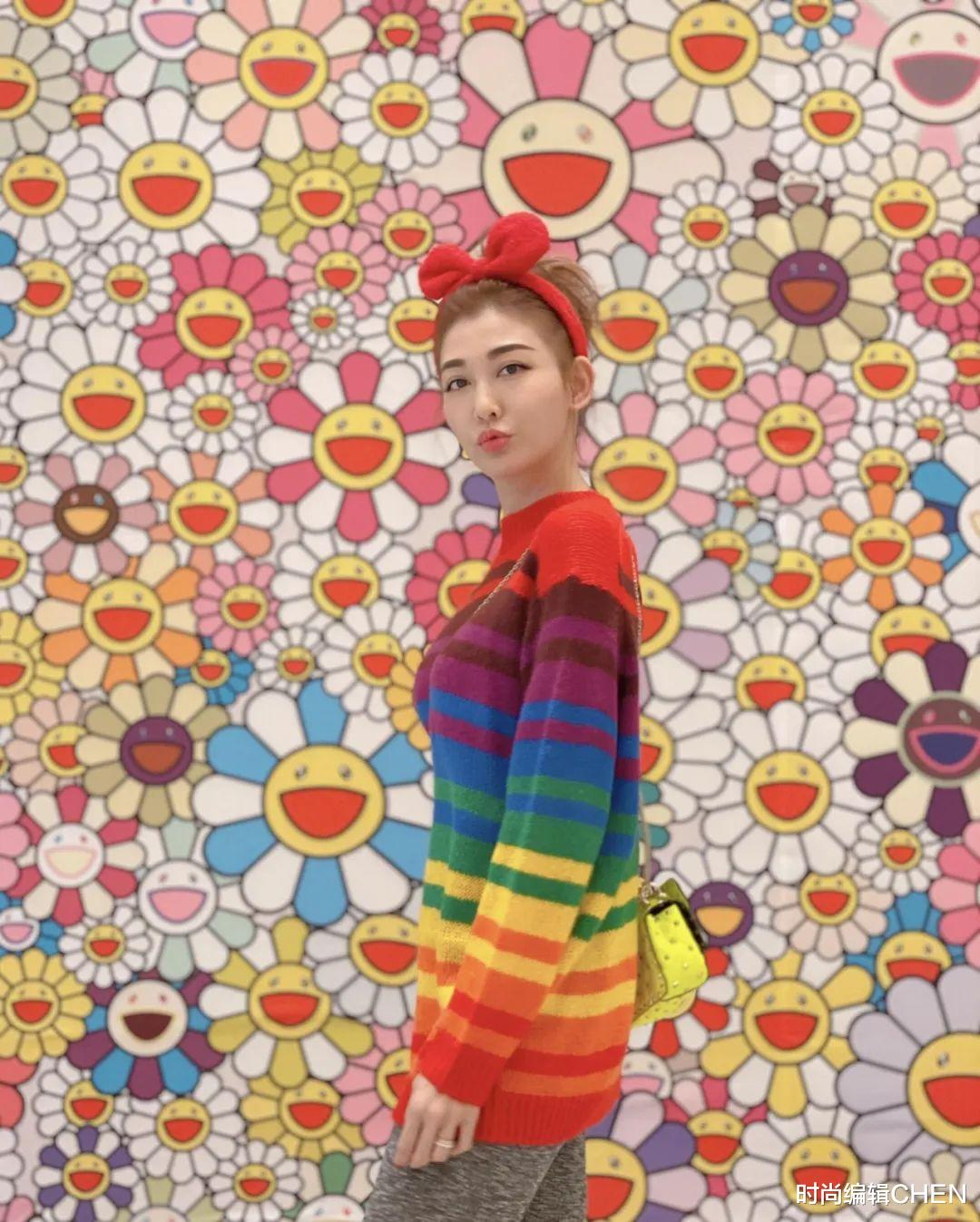 李彩桦：李彩桦私服太任性，穿14500开衫阔太范十足，与富豪老公配一脸