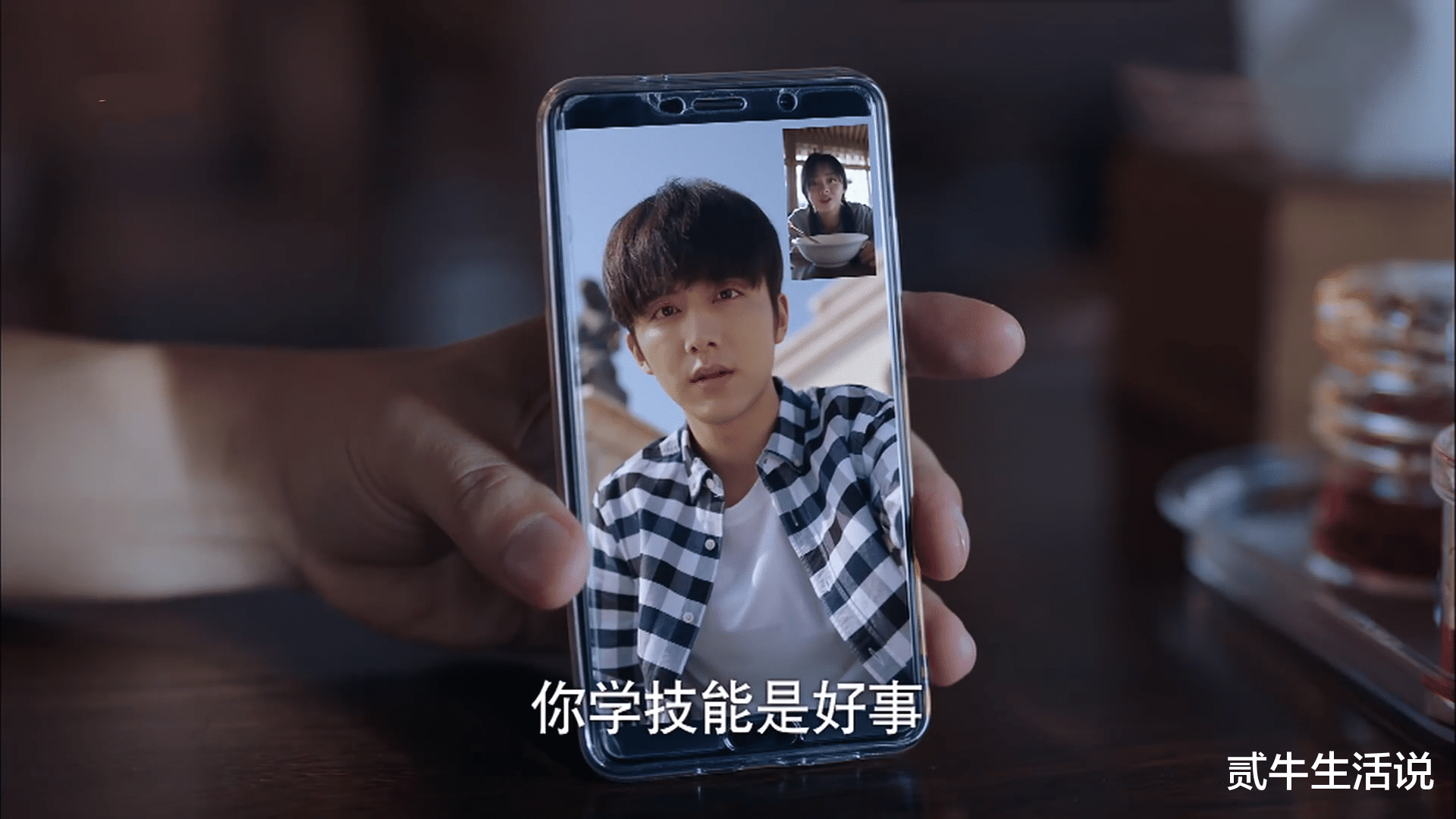 吴宣仪|《以家人之名》贺子秋留学之旅肯定很凄惨，剧中3处小细节暴露了小哥的窘迫境地