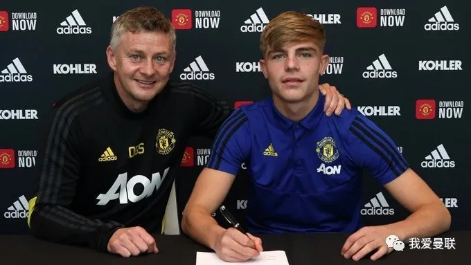 曼联■曼联续约18岁妖星！后防三位置全能，出场26次已稳坐一线队地位