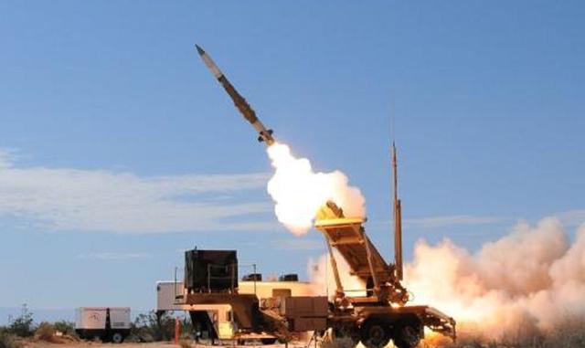 『伊朗』美军航母逼近海峡，大批导弹紧急就位，军方警告：敢越境就开火