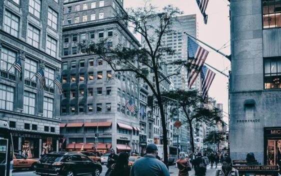 李开复▲他在美国赚了27年美金，拒绝改美籍后，转身将864家公司搬回中国