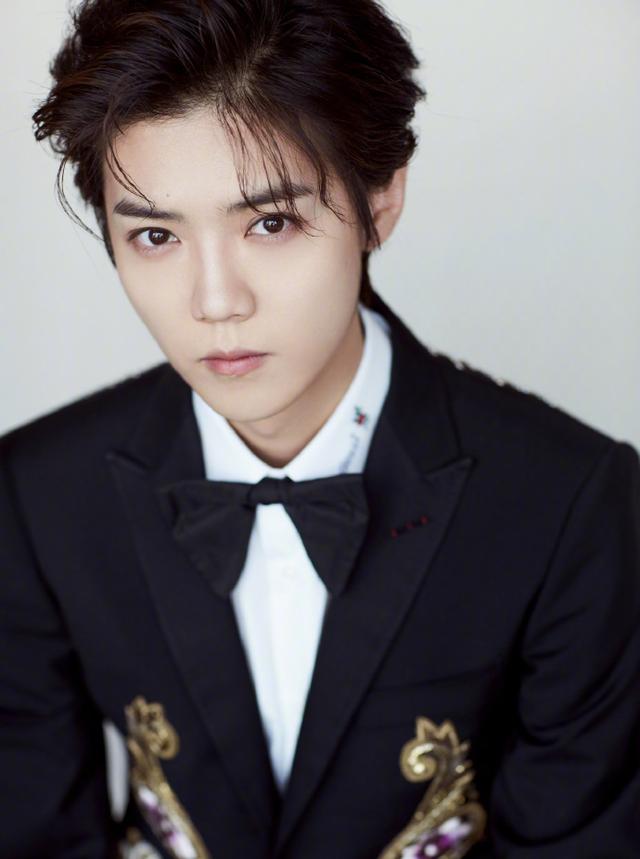 鹿晗@鹿晗首期公演录制结束，匆忙返回家陪妈妈过母亲节，戴情侣款戒指秀恩爱