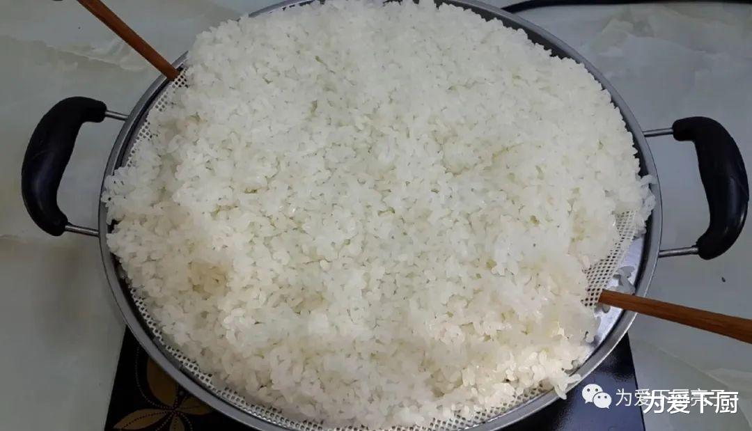 「大米」大米又出新吃法，撒1把葱花，教你做特色油炸饼，比鸡蛋饼还好吃