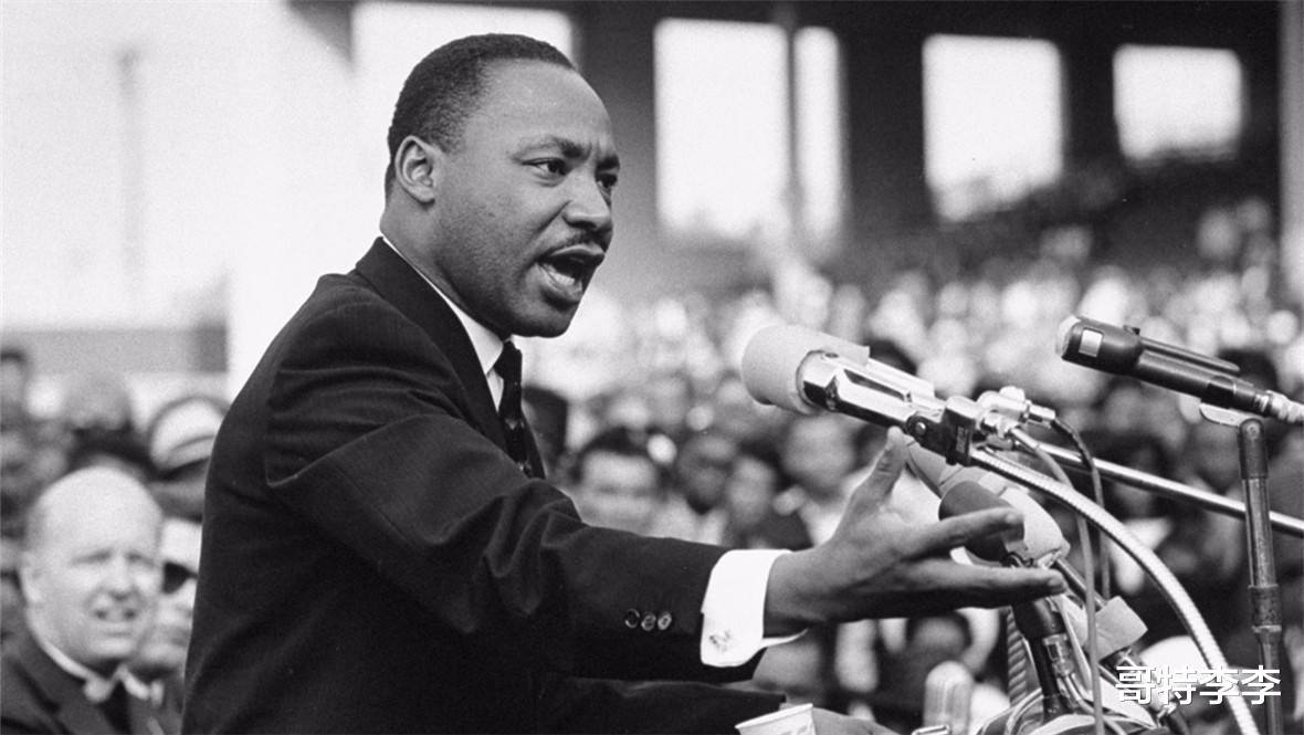 「美国」美国警察跪压非裔男子死亡后续！民众暴力抗议洗劫超市、围攻警车！