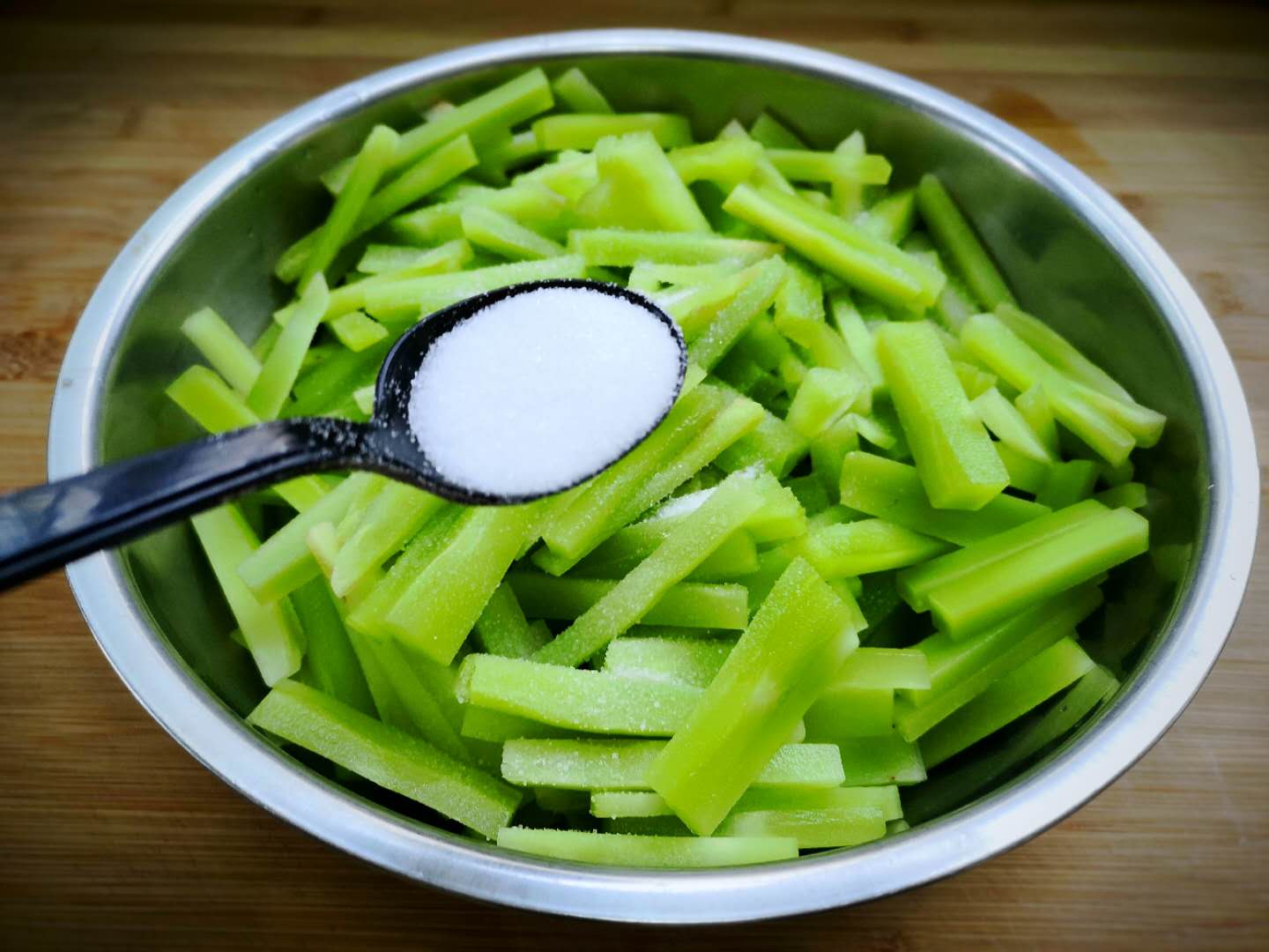 『』谷雨前后，这菜一腌就是10几斤，脆爽开胃，做一次吃30天不坏！