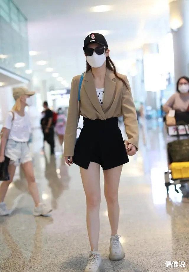 偶像说|戚薇坐轮椅现身医院，多名工作人员护驾，面容憔悴疑身体出问题