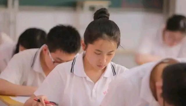 大学|近160所院校,专科投档分数超本科线!网友:上专科也不易