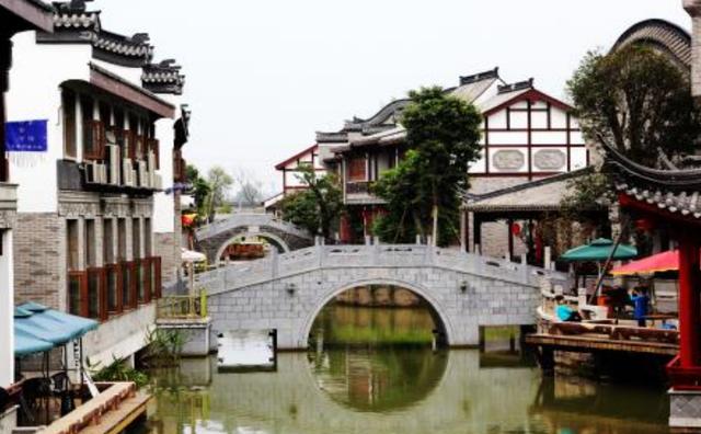 「古镇」4年投资20亿的古镇,辉煌时期3天13万游客,如今却沦为空城