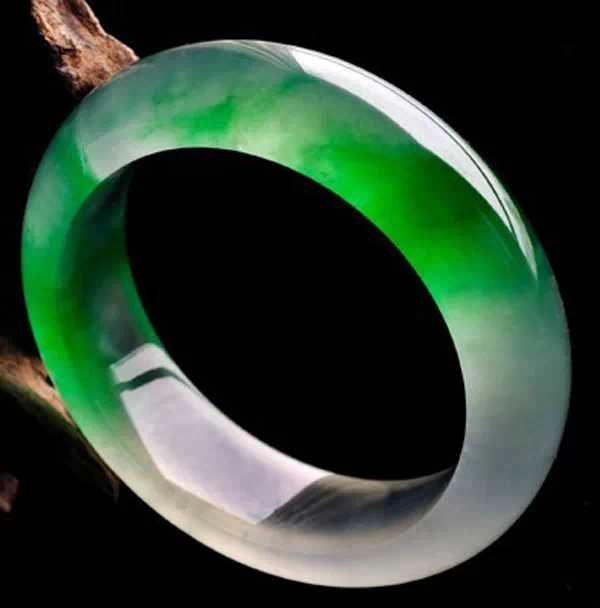 翡翠■商家亮出“镇店之宝”切开后成为笑柄？32支飘花手镯翻盘了！